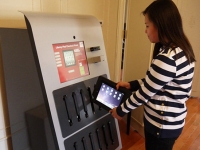 国外大学新福利：iPad自动贩卖机