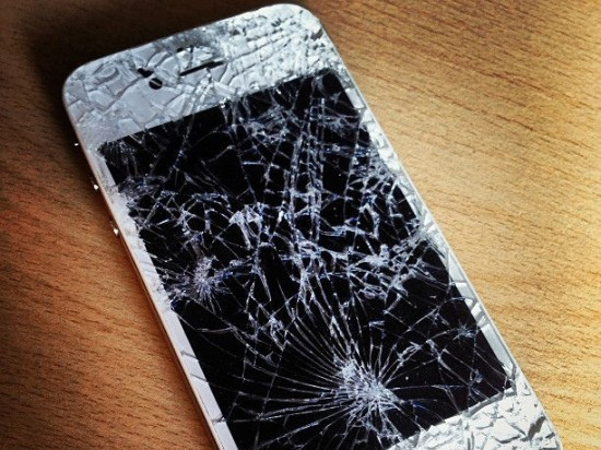 英国网站招手机破坏员 手机随便砸 年薪35万