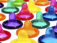 14岁骚年发明惊人安全套 检测到性病会变色