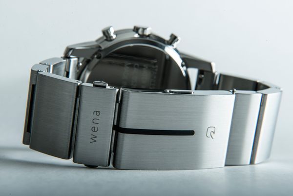 传统外观智能模块 索尼Wena Wrist手表发布