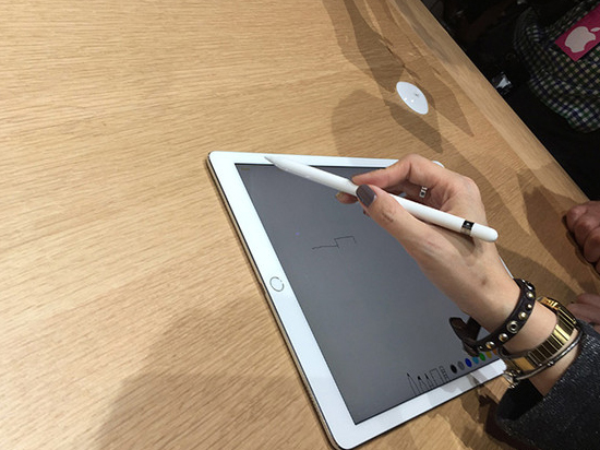 苹果回击：iPad Pro对战Surface Pro 4绰绰有余！