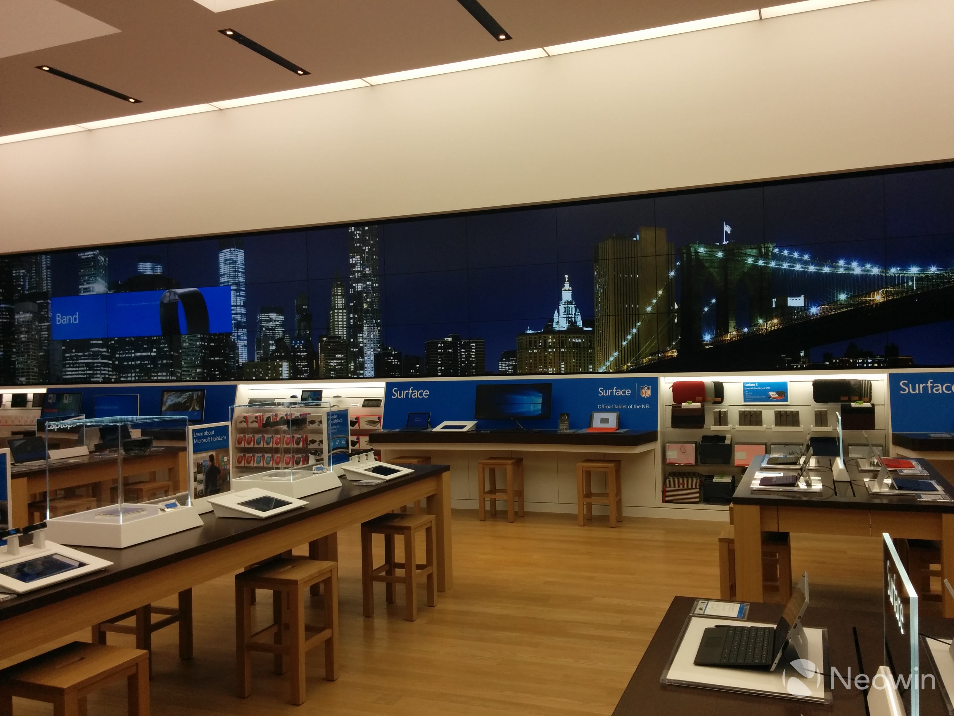 比苹果Apple Store更气派！全球最大微软旗舰店开业