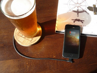 给力的设计 啤酒杯垫也能作为手机充电器