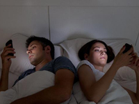 睡眠专家呼吁：智能手机应增加床上模式！