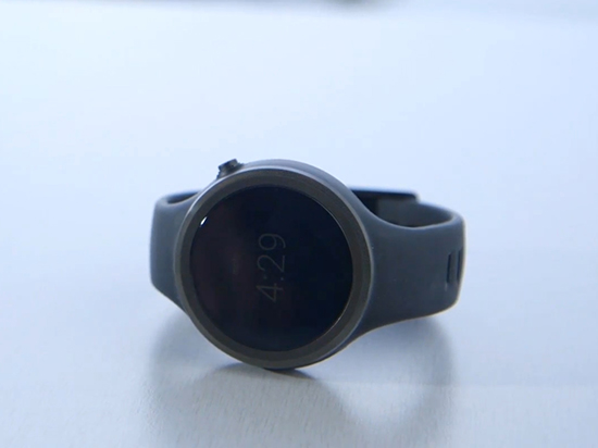 视频： 离最佳还很远 Moto 360运动版使用体验