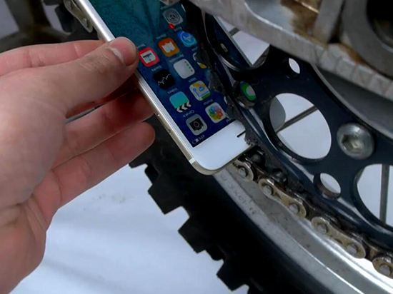 视频：虐机新招 iPhone 6s与摩托车齿轮博弈
