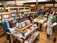 实体书店或迎来复苏？亚马逊要开约400家书店