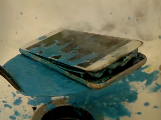 视频：蜡笔加热融化 iPhone 6s被燃惨烈至极 