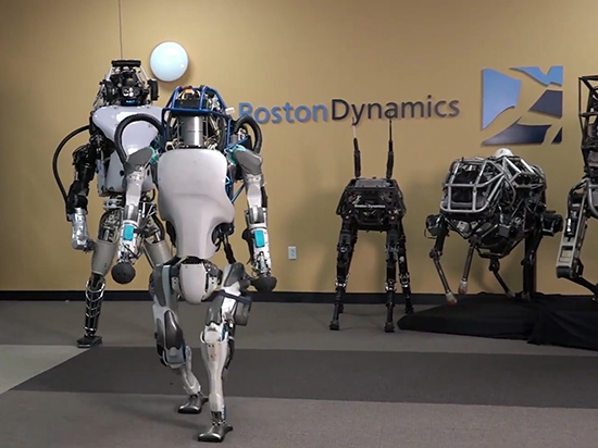 视频：最强直立行走机器人Atlas 可以拿来随意调戏