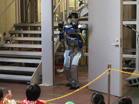 日本展示灾难救援机器人 已能自己开门逃跑
