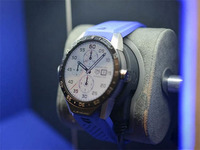雅豪首款奢华智能手表开售：戴厌了还能换机械表？