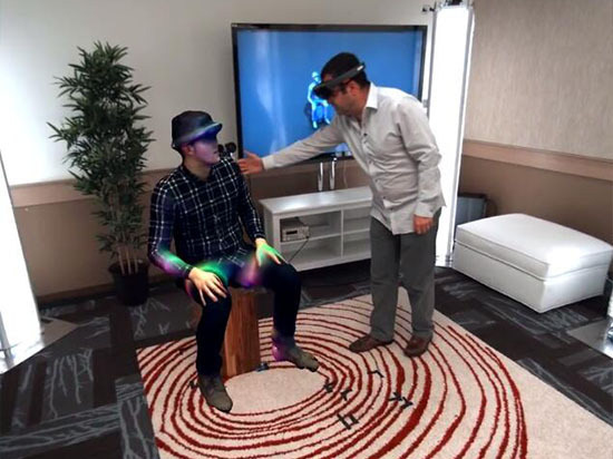 视频：异地恋不是事儿 微软HoloLens全息影像惊人