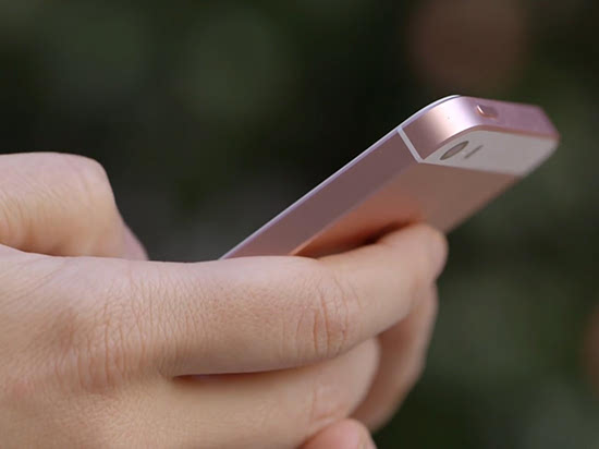 视频：浓缩的悍将 苹果iPhone SE测评