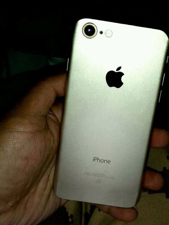 iPhone 7最新谍照：取消大白条，摄像头也不凸了！
