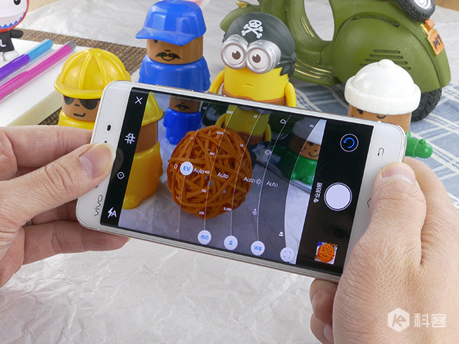 嗨科技：虽美但性能不足 双曲面屏vivo Xplay5视频评测 