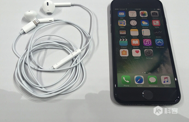 iPhone 7上手图赏+视频：亮黑色果然是最美啊