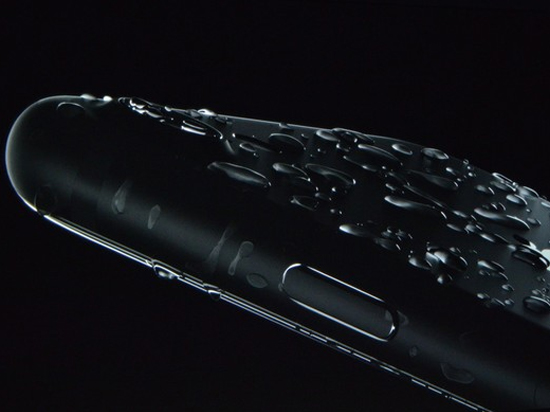 故意扔进水里的话 iPhone 7可真不会保修哦