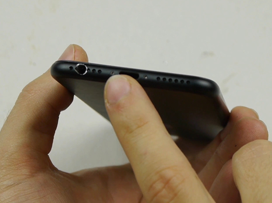低调装逼！在iPhone 7上挖3.5mm耳机插孔