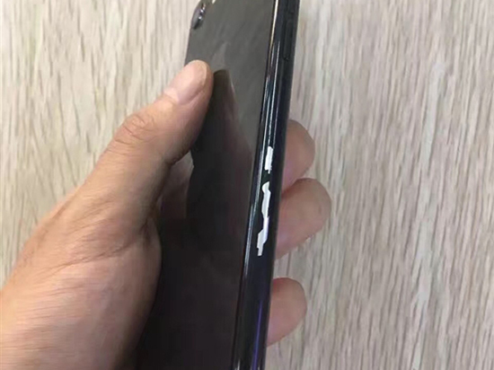 iPhone 7终于出现掉漆问题：这次是亮黑色