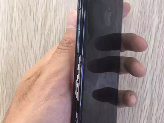 iPhone 7终于出现掉漆问题：这次是亮黑色