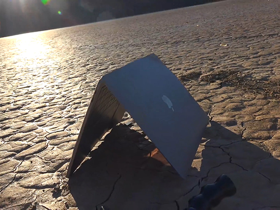 新款MacBook Pro从300米摔落 结果亮了
