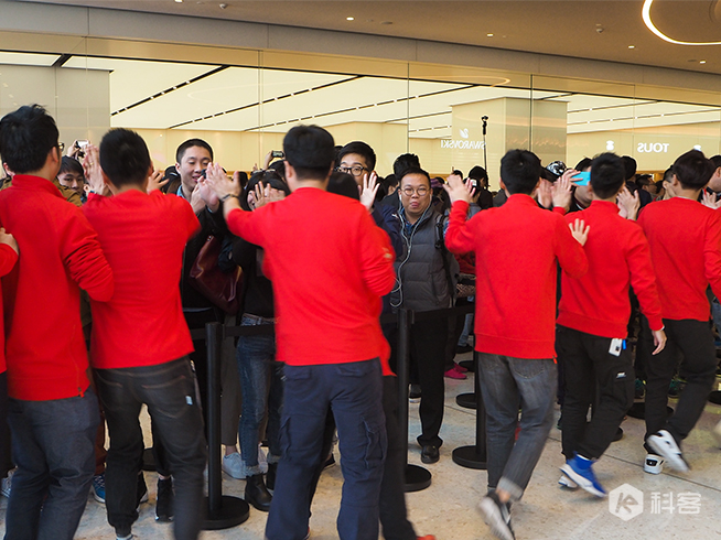 广州珠江新城Apple Store开业 数百位果粉排队