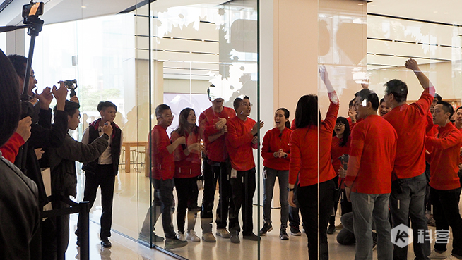 广州珠江新城Apple Store开业 数百位果粉排队