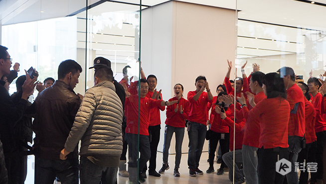 广州珠江新城Apple Store开业 数百位果粉排队