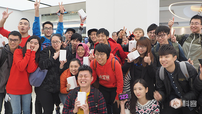广州珠江新城Apple Store开业 数百位果粉排队
