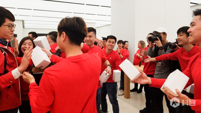 广州珠江新城Apple Store开业 数百位果粉排队