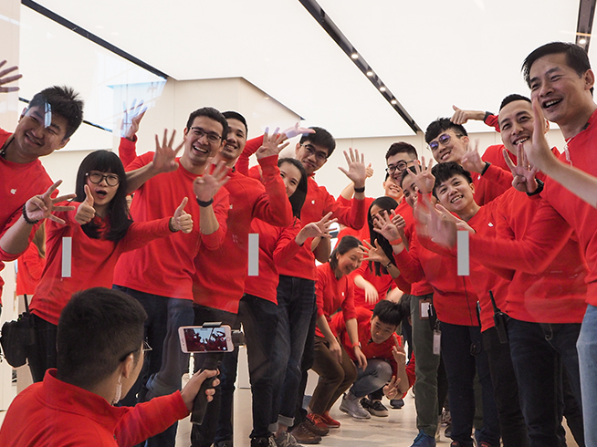 广州珠江新城Apple Store开业 数百位果粉排队