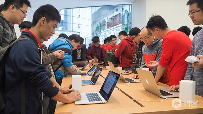 广州珠江新城Apple Store开业 数百位果粉排队