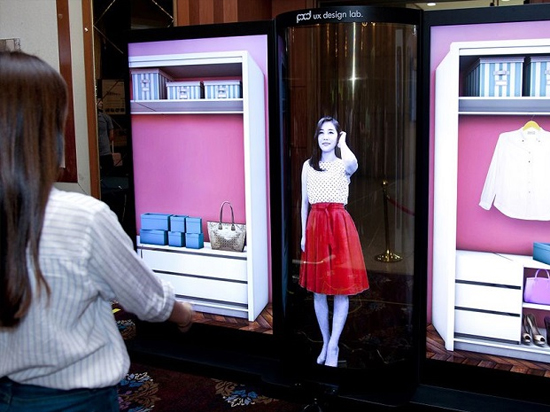 LG用77英寸的柔性透明OLED打造了一款智能试衣镜