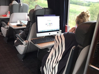 苹果懵了！美女为了工作把iMac扛上了火车