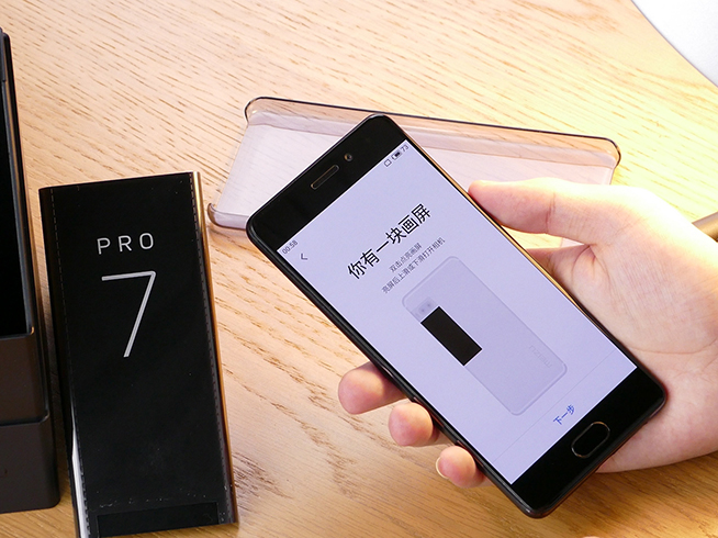 魅族PRO 7开箱：不像iPhone的“国产苹果”