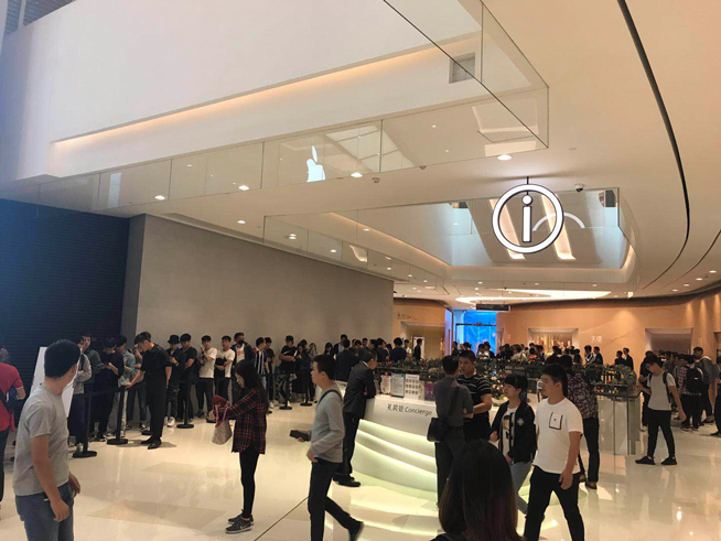 iPhone X上市现场：苹果店排长龙，果粉爱不释手