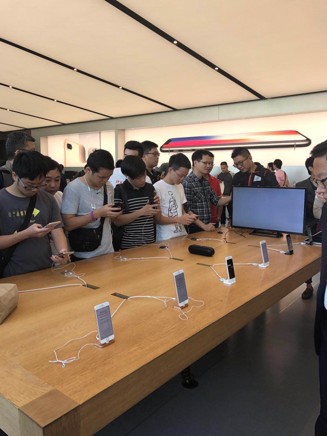 iPhone X上市现场：苹果店排长龙，果粉爱不释手