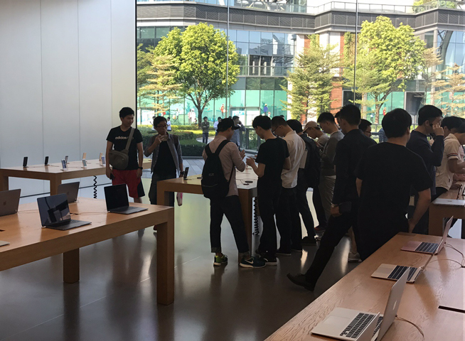 iPhone X上市现场：苹果店排长龙，果粉爱不释手