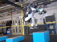 机器人Atlas能够原地360度后空翻! 动作完美, 连人类也难以完成