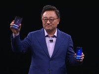 三星Galaxy S9/S9+发布：可变光圈主摄，Bixby升级锦上添花