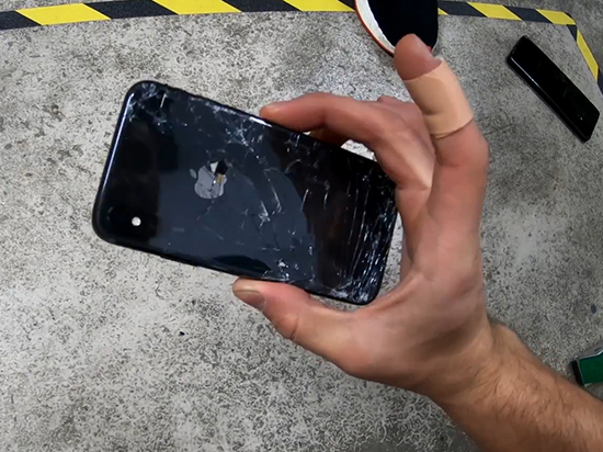 三星S9+苹果iPhone X跌落测试：不用套的后果比较严重