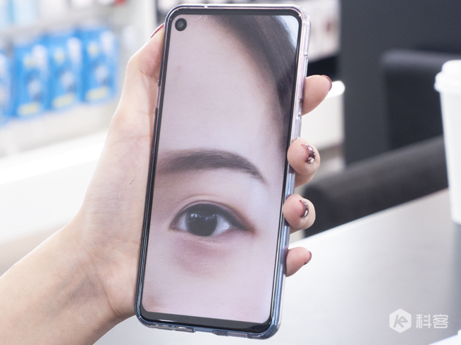 三星Galaxy A8s独角精灵版图赏：全新少女心渐变色 情人节专属礼物