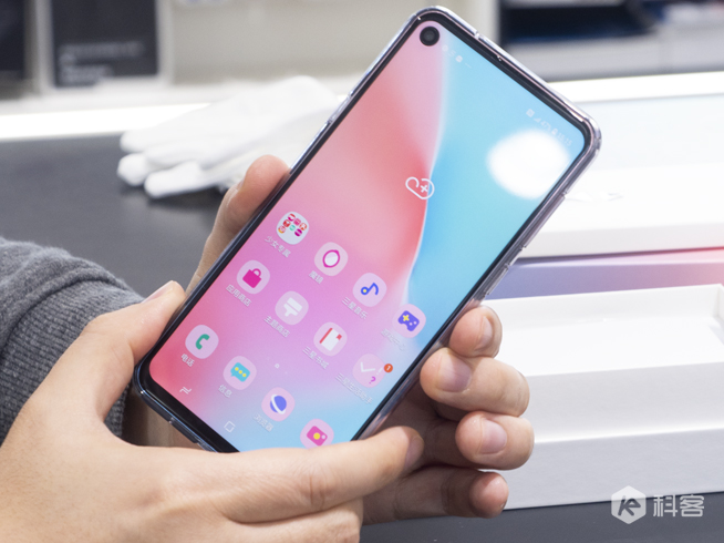 三星Galaxy A8s独角精灵版图赏：全新少女心渐变色 情人节专属礼物