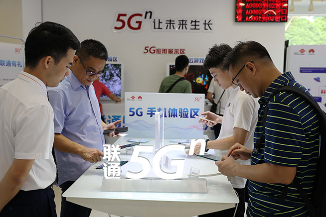 5G走进市民生活！联通营业厅同步首销国内首款5G双模手机