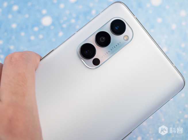 OPPO Reno4 Pro开箱上手：超级夜景视频加持 极致轻薄真不错 