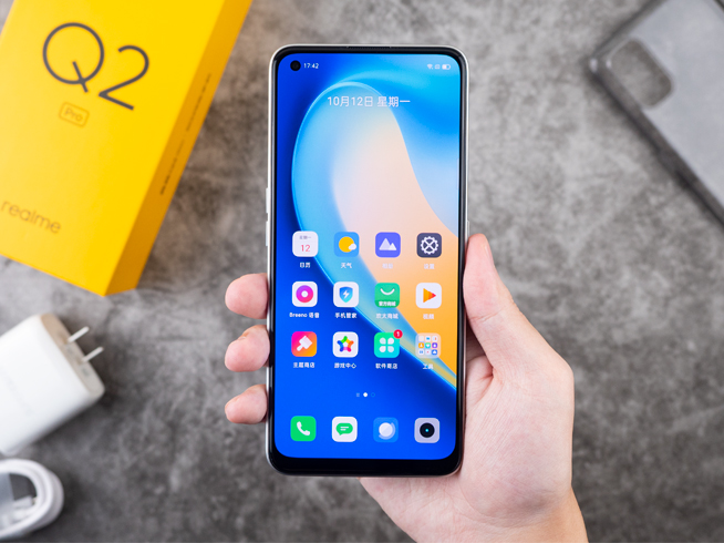 realme Q2 Pro开箱上手：千元就能摸上素皮！65W闪充降维打击