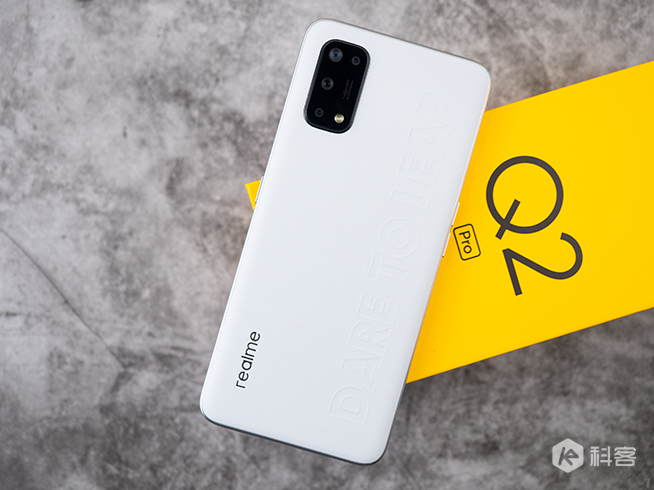 realme Q2 Pro开箱上手：千元就能摸上素皮！65W闪充降维打击