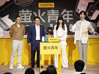 人民日报点赞“萤火青年”，realme千元机皇真我Q3系列叫好又叫座