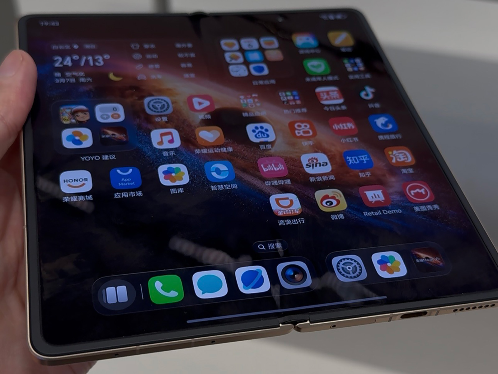 荣耀Magic V6发布：大内存版本涨价千元，超大电池仅限顶配