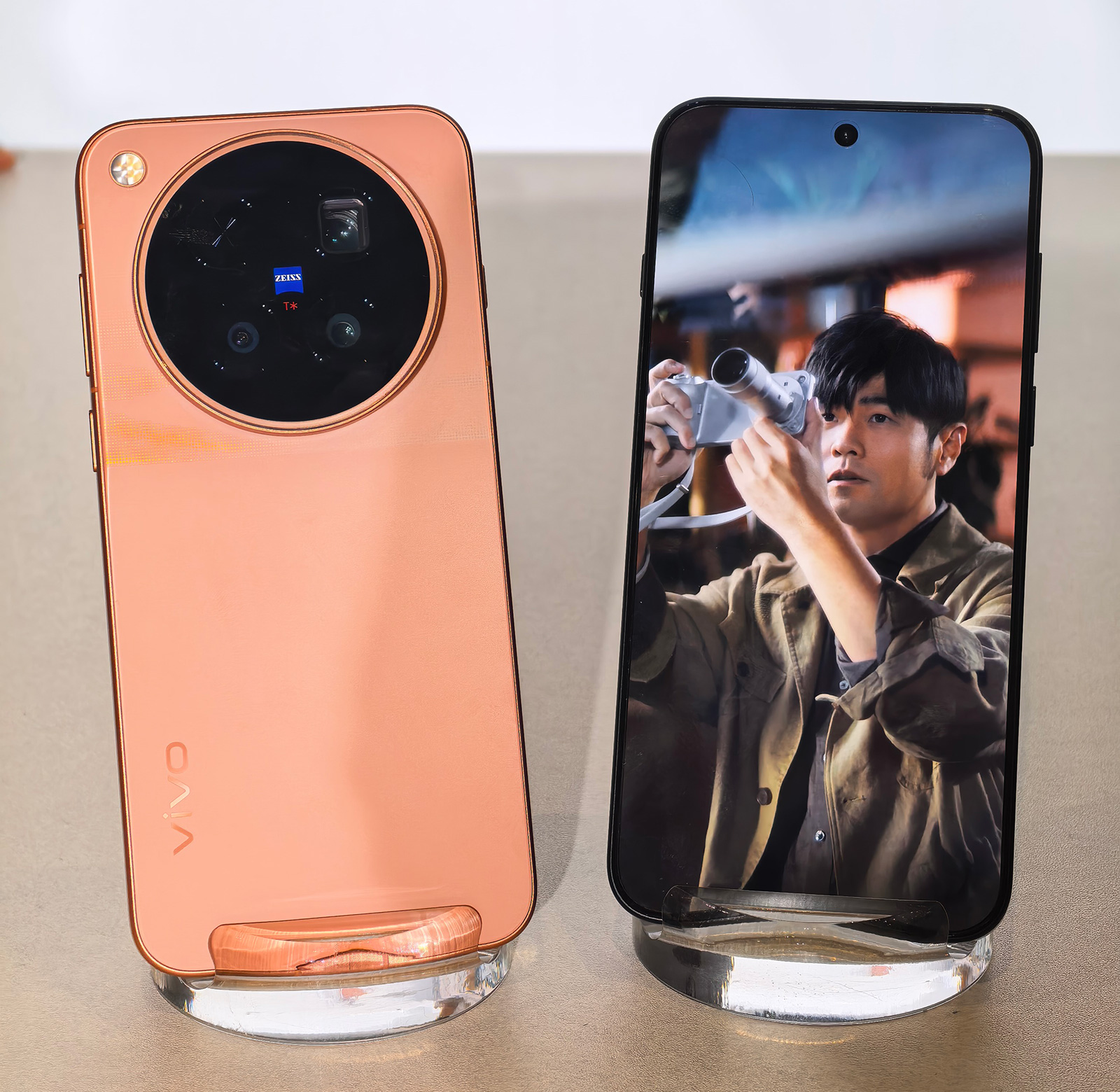蓝厂连夜听劝!vivo X500系列新增16GB+1TB版,发力视频之王